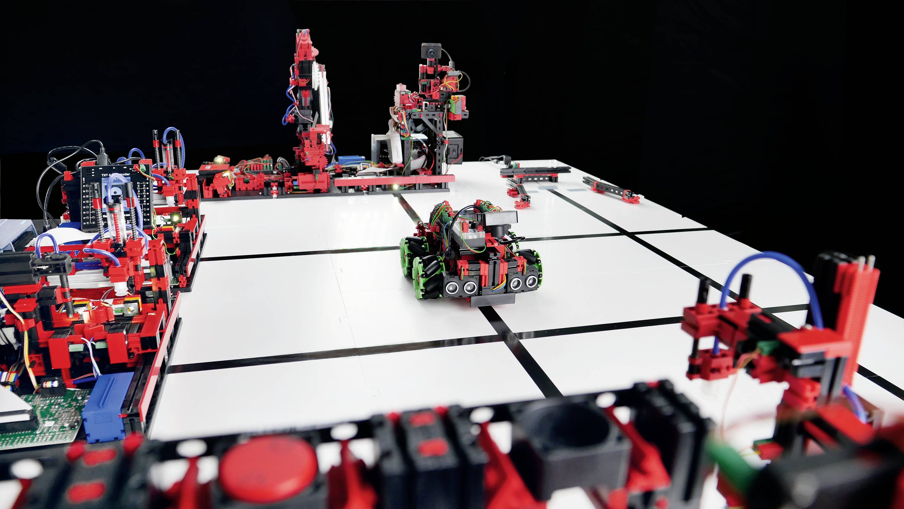 Roboty zbudowane z elementów LEGO poruszają się autonomicznie po planszy, wykorzystując czujniki i programowanie do nawigacji w symulowanym środowisku.