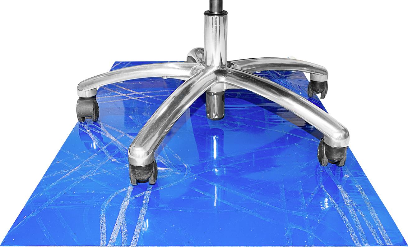 Kółka krzesełkowe na przezroczystej, niebieskiej macie z tworzywa sztucznego chroniącej podłogę przed zarysowaniami.