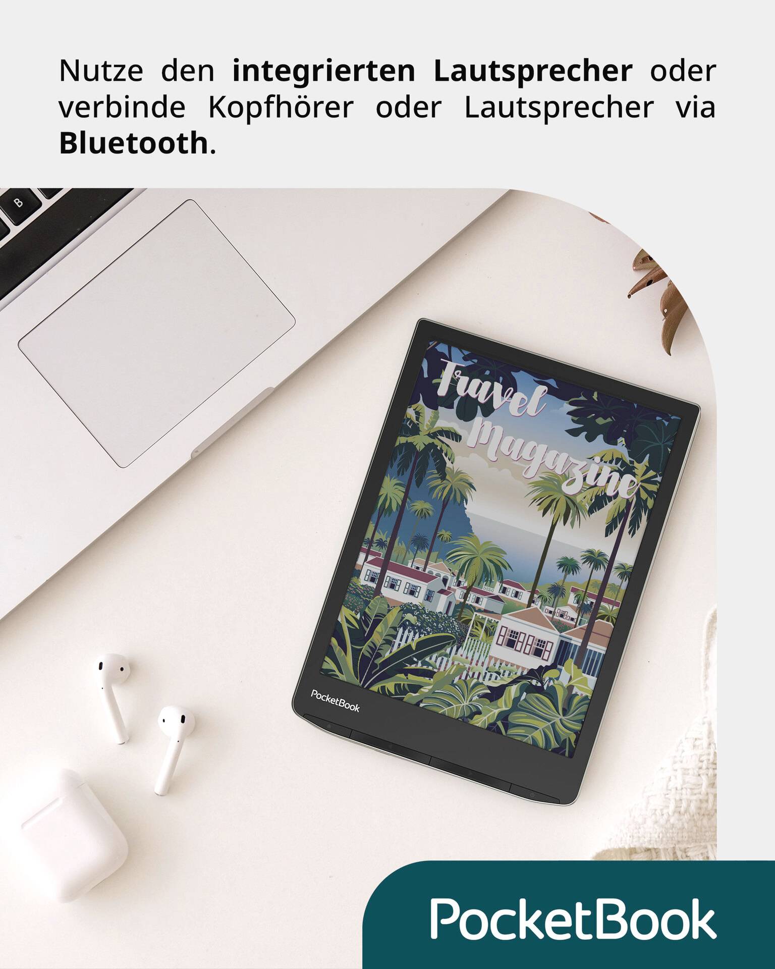 Na stole leżą laptop, bezprzewodowe słuchawki i tablet wyświetlający 'Travel Magazine'. Na górze widnieje informacja, że można użyć wbudowanego głośnika lub bluetooth.