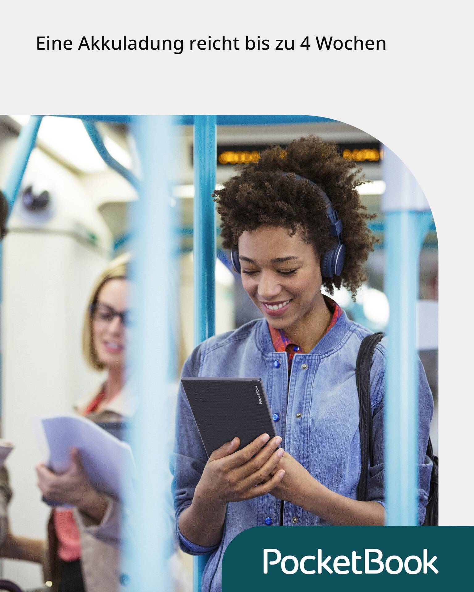 Kobieta czyta na czytniku e-booków w metrze; obok tekst: 'Jedno ładowanie baterii wystarczy nawet do 4 tygodni'. Logo PocketBook na dole.