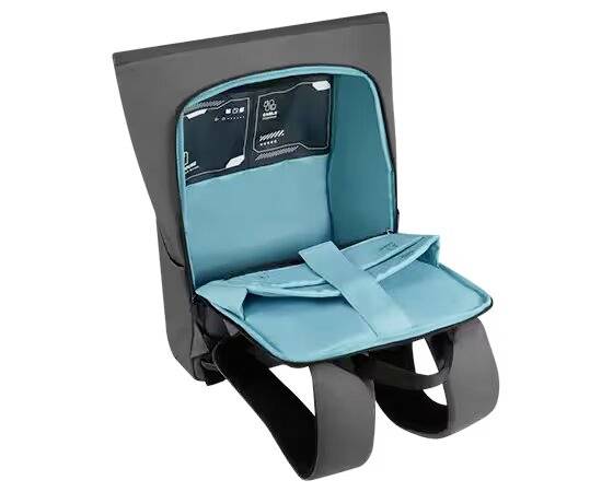 Otwarty czarny plecak z turkusową podszewką wewnątrz, widoczne kieszenie i przegrody.