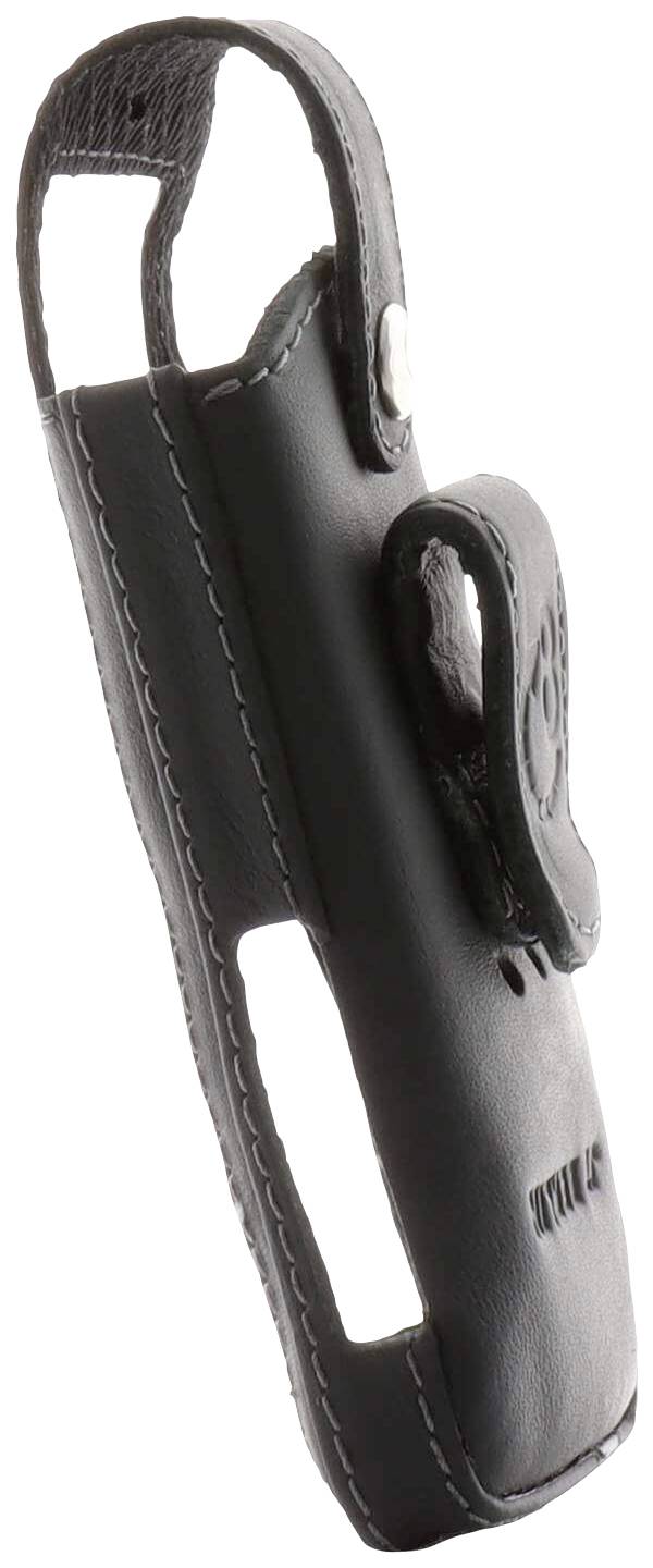 Czarne skórzane etui na przenośne urządzenie, z otworami i zapięciem na guzik, sfotografowane z boku.