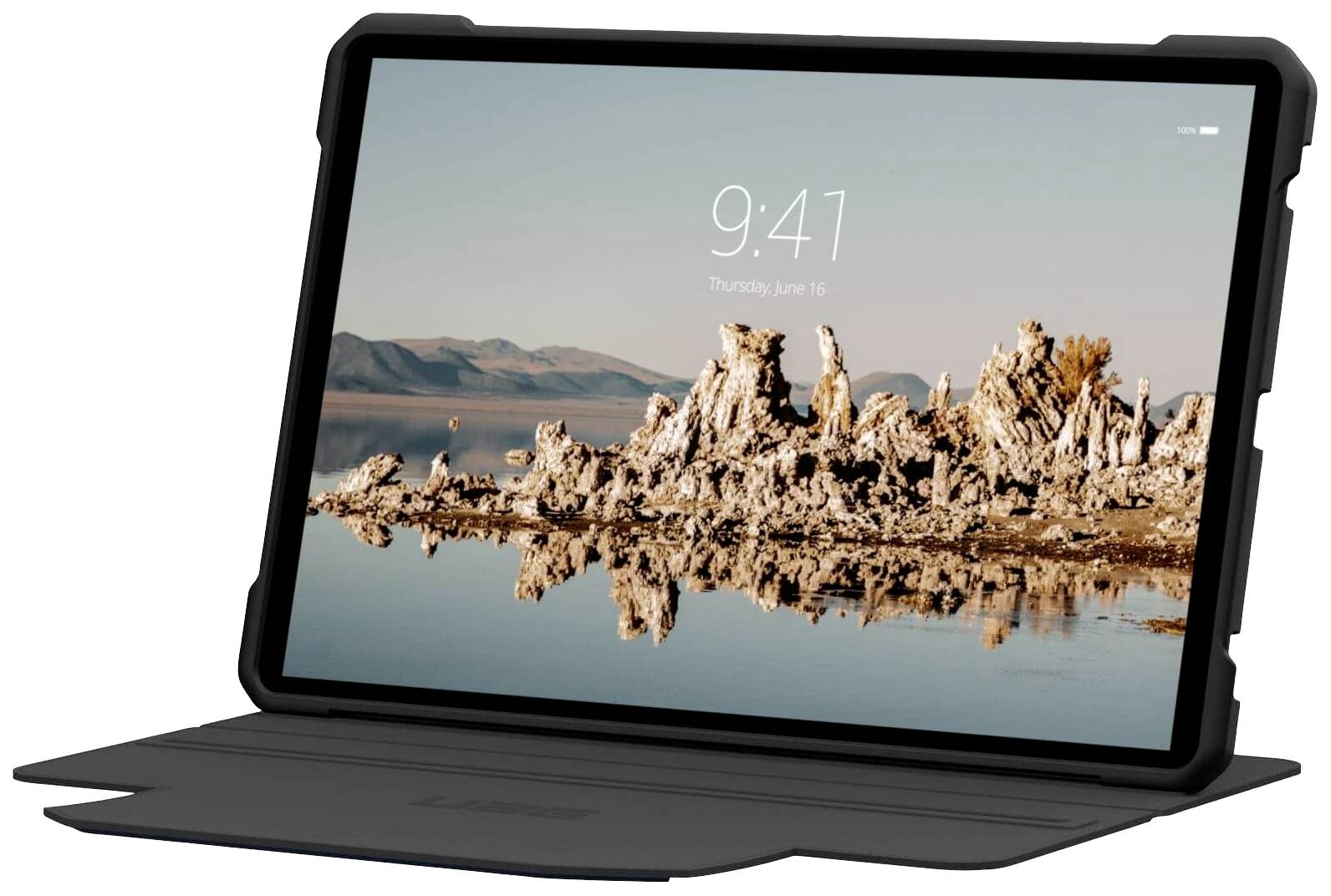 Tablet w etui wyświetla ekran z obrazem przyrody, przedstawiającym skały odbijające się w wodzie. Godzina 9:41.