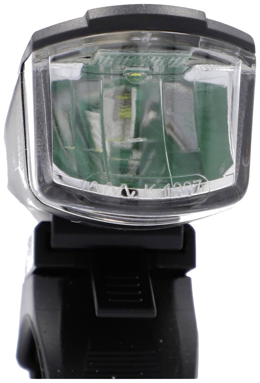 Lampa rowerowa w zbliżeniu, zamontowana na uchwycie. Soczewka jest przezroczysta, a obudowa ma metaliczny połysk.