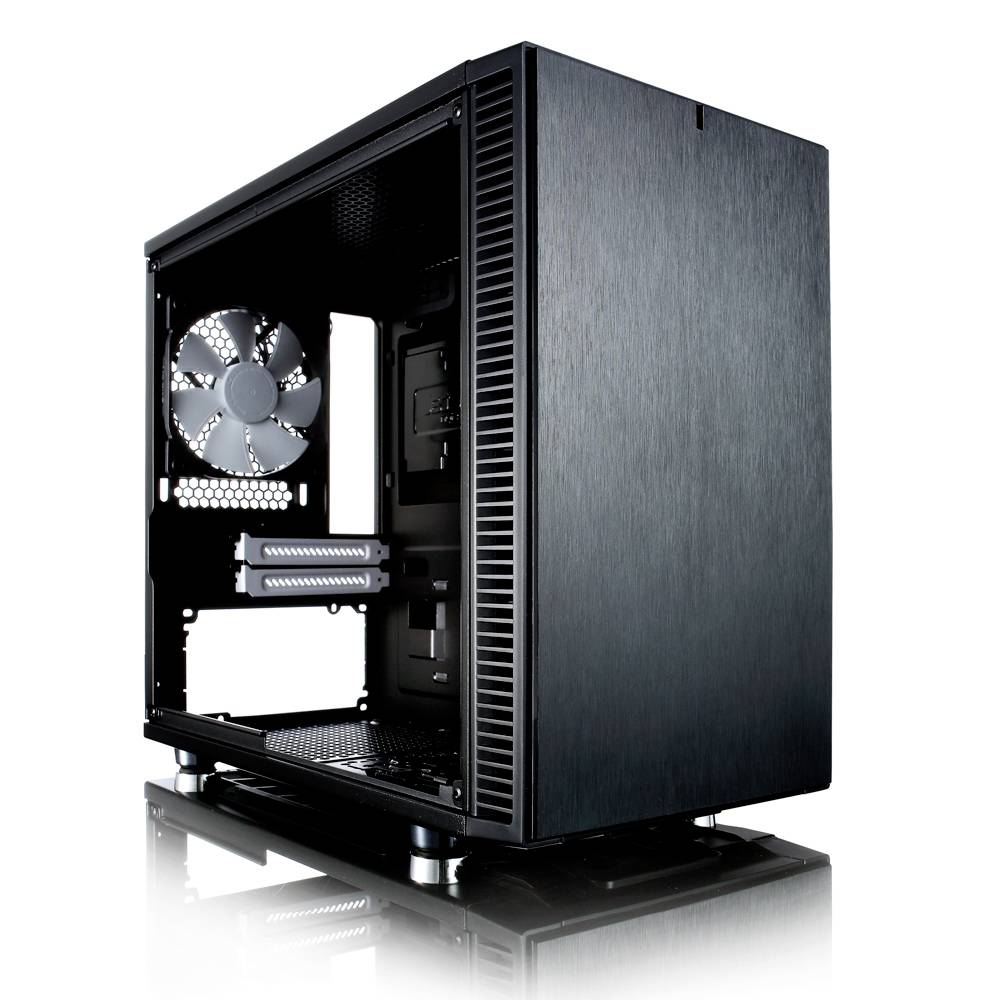 Otwarta, pusta obudowa komputera z widocznym wentylatorem, wykonana z czarnego metalu o błyszczącej powierzchni, gotowa do instalacji podzespołów.