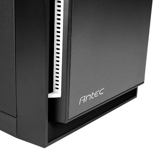 Czarna obudowa komputerowa z bocznymi otworami wentylacyjnymi. Nazwa marki 'Antec' na przedniej ścianie. Nowoczesny design.