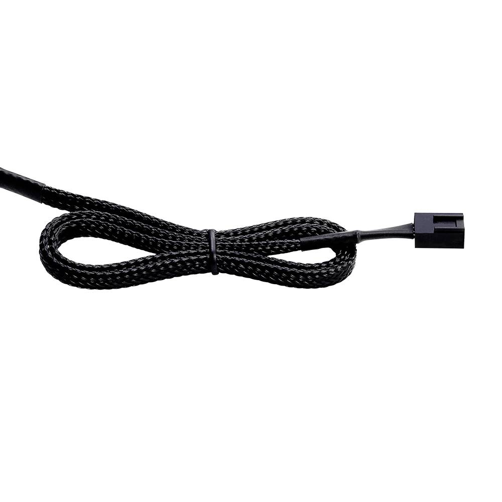 Czarny, pleciony kabel zakończony czarną wtyczką z tworzywa sztucznego, izolowany na białym tle.