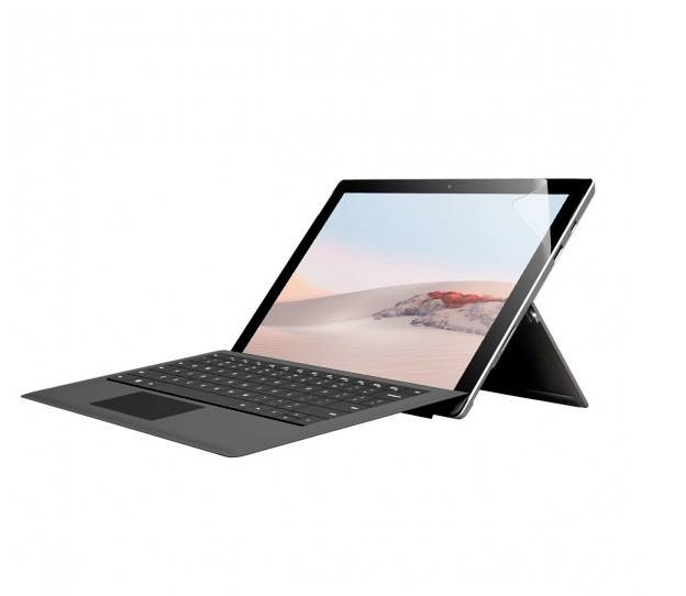 Tablet z odłączaną klawiaturą na podstawce. Na ekranie widoczny jest krajobraz pustynny z niebieskim niebem w tle.