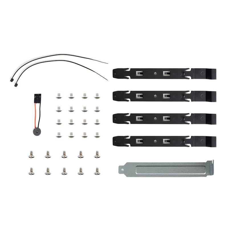 Zestaw akcesoriów do obudowy komputera: kable, śruby, uchwyty plastikowe i metalowa płyta maskująca, do instalacji i mocowania.