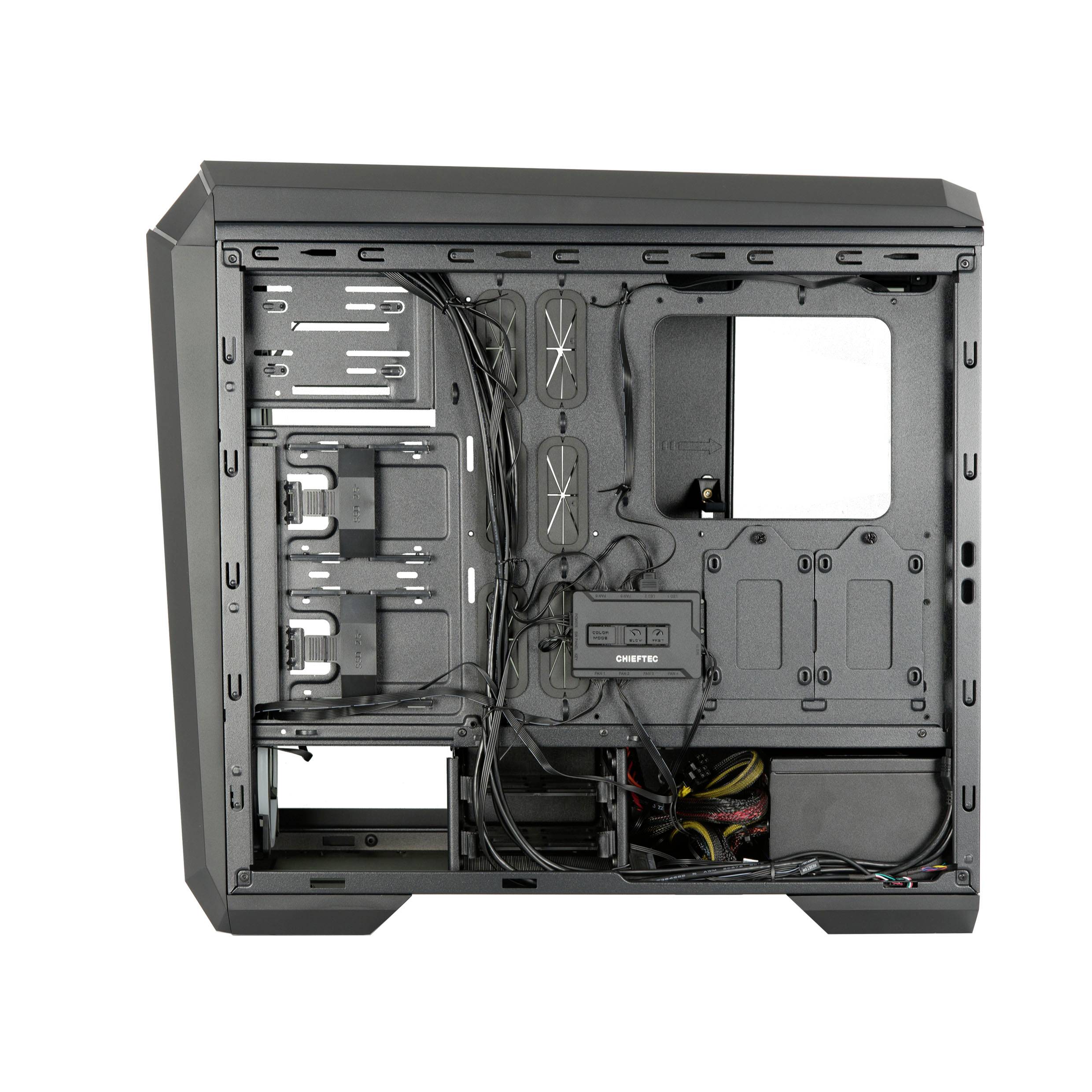 Obudowa komputera z otwartą ścianą boczną: Prezentuje wnętrze oraz organizację kabli, w tym kieszenie na napędy i miejsca na wentylatory do podzespołów komputerowych.