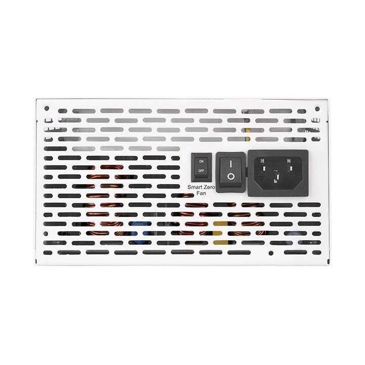 Tylna strona zasilacza z włącznikiem sieciowym i sterowaniem wentylatora. Szczeliny wentylacyjne odsłaniają wewnętrzne okablowanie.