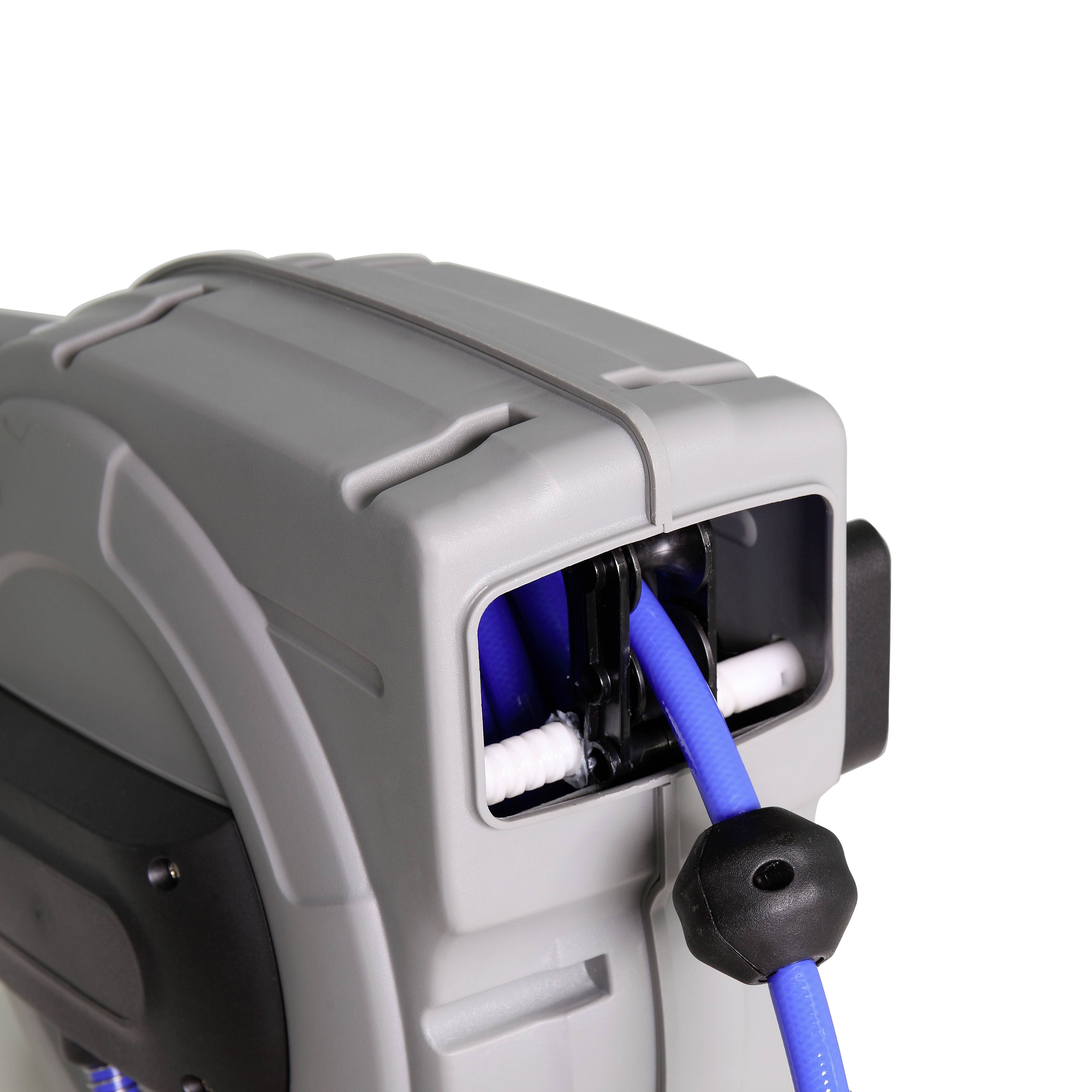 Szary automatyczny zwijacz kabla z niebieskim przewodem zamocowany w uchwycie.