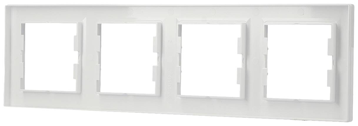 Biała, prostokątna, poczwórna rama do włączników lub gniazd elektrycznych, odpowiednia do montażu w ścianie.