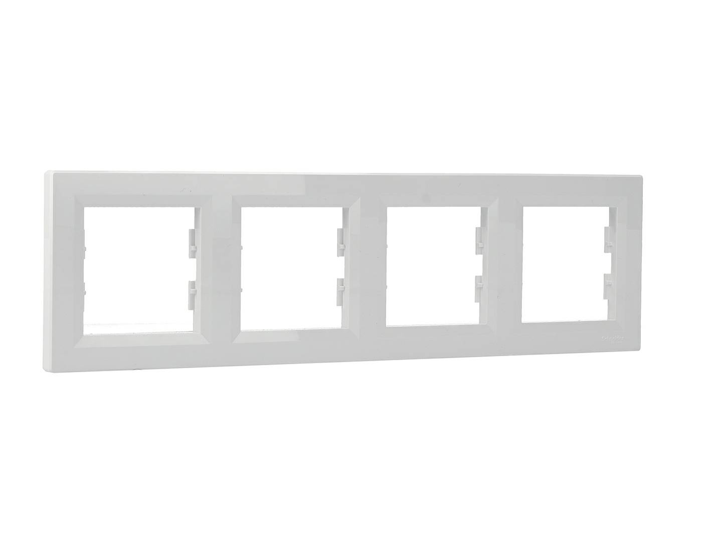 Biała, czterokrotna ramka natynkowa z tworzywa sztucznego, przeznaczona do zakrycia gniazdek lub przełączników ściennych.