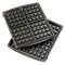 Dwie czarne płyty do gofrów z kwadratowymi wzorami, ułożone jedna na drugiej. Idealne do przygotowania czterech prostokątnych gofrów.
