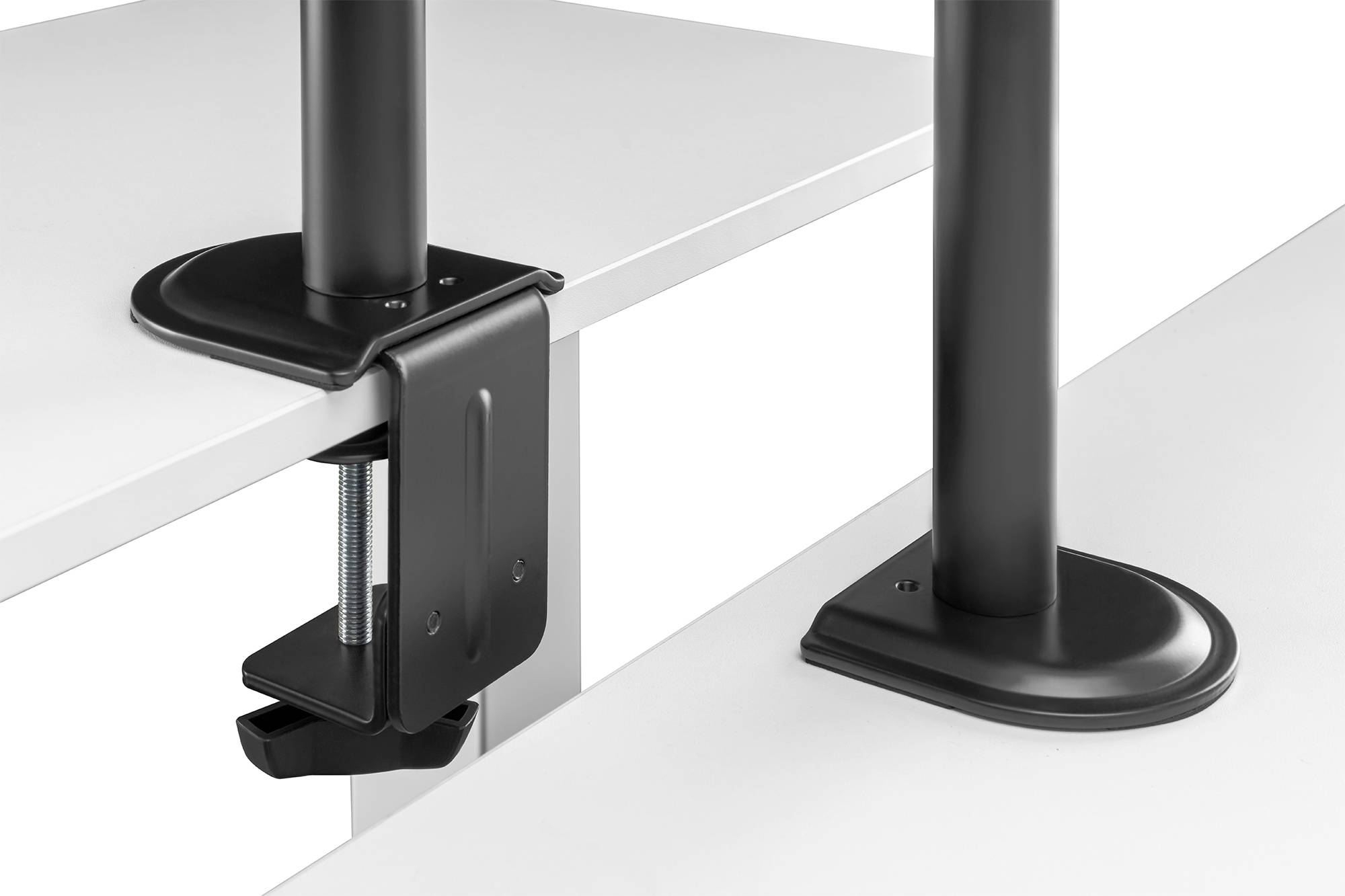 Czarna podstawa mocowana za pomocą zacisku śrubowego mocuje pręt na krawędzi stołu. Inny pręt jest zamontowany bezpośrednio na powierzchni stołu.