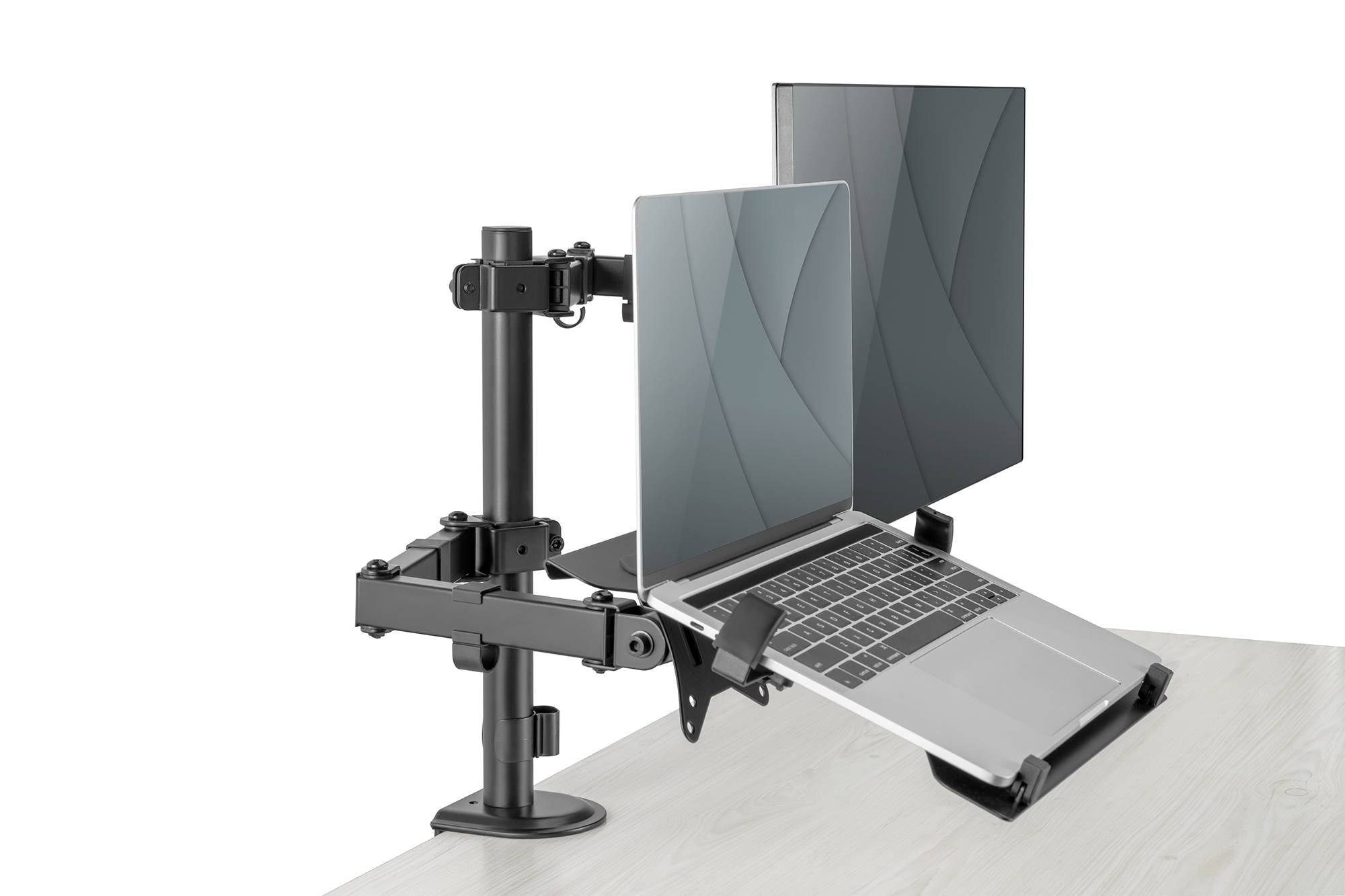 Laptop i monitor są zamontowane na podwójnym uchwycie biurkowym, aby wspierać ergonomiczne środowisko pracy.