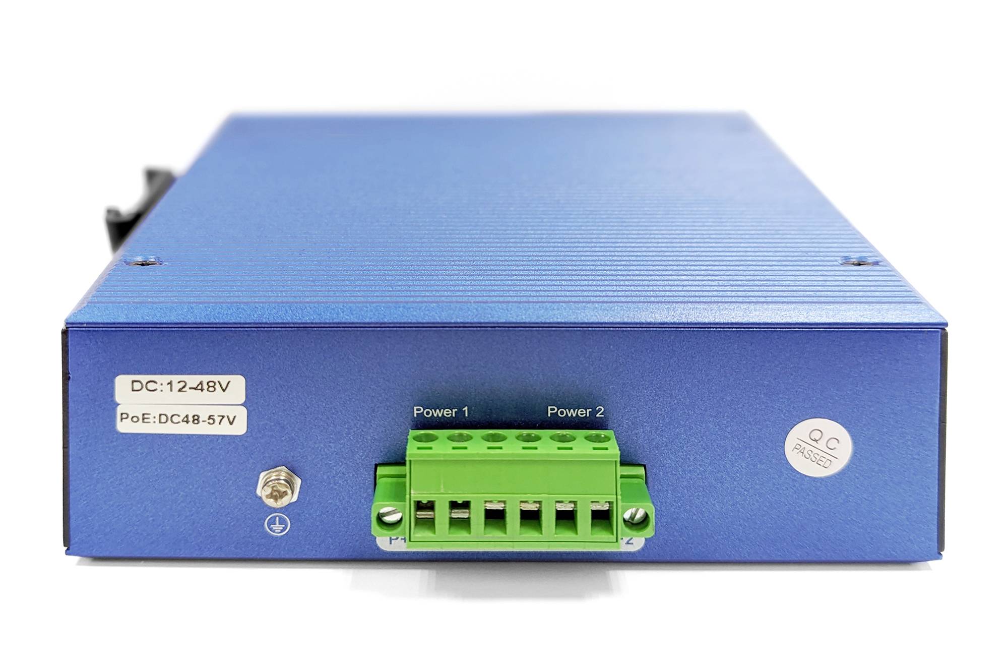 Niebieskie urządzenie z zieloną listwą przyłączeniową z przodu. Naklejki pokazują parametry napięcia: 'DC: 12-48V' oraz 'PoE: DC48-57V'.
