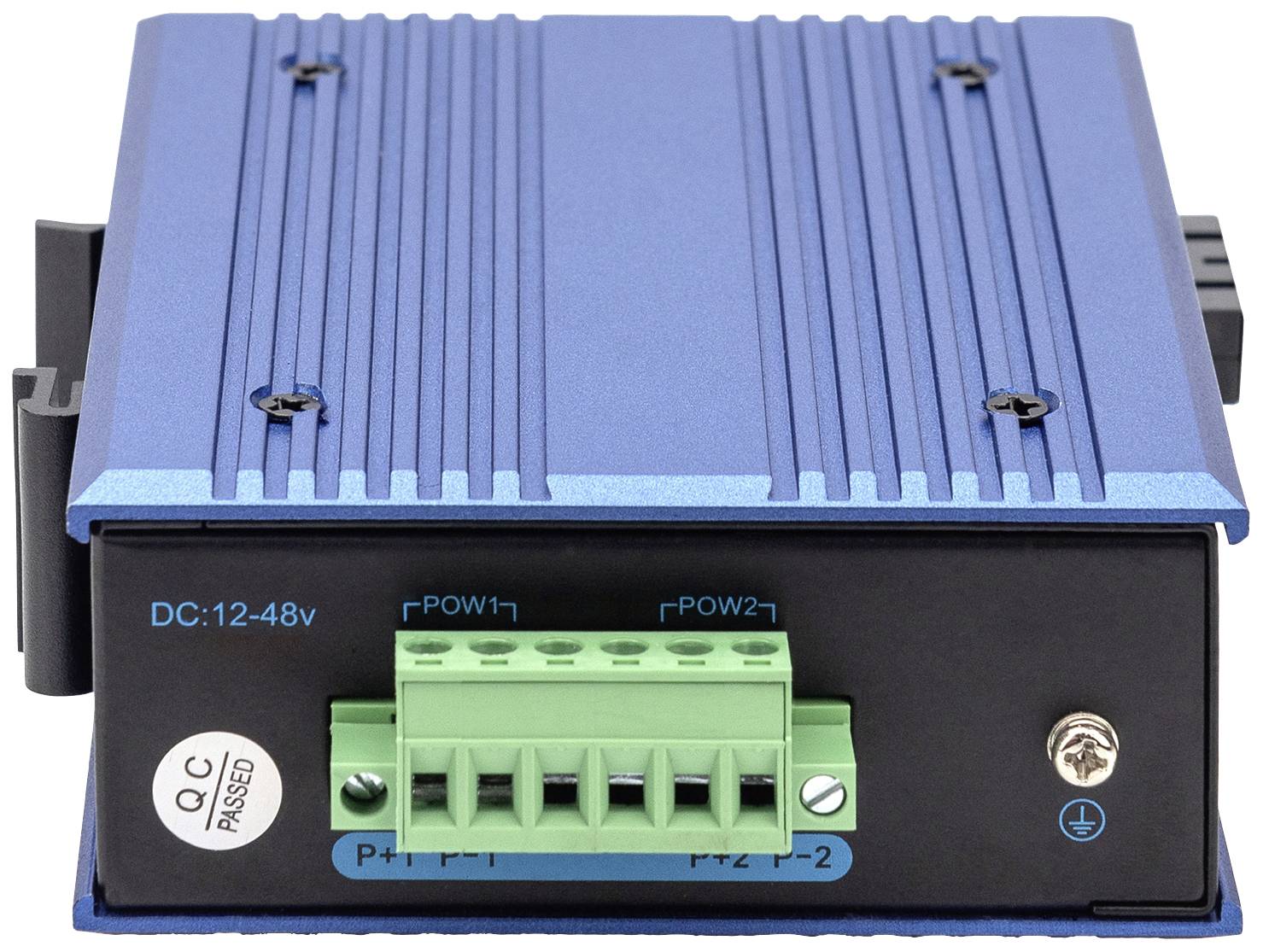 Niebieskie, prostokątne urządzenie elektroniczne z portami i naklejką 'QC PASSED'.