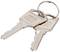 Dwa srebrne klucze na jednym pierścieniu. Leżą jeden na drugim, mają prosty, prostokątny kształt i ząbkowane krawędzie.