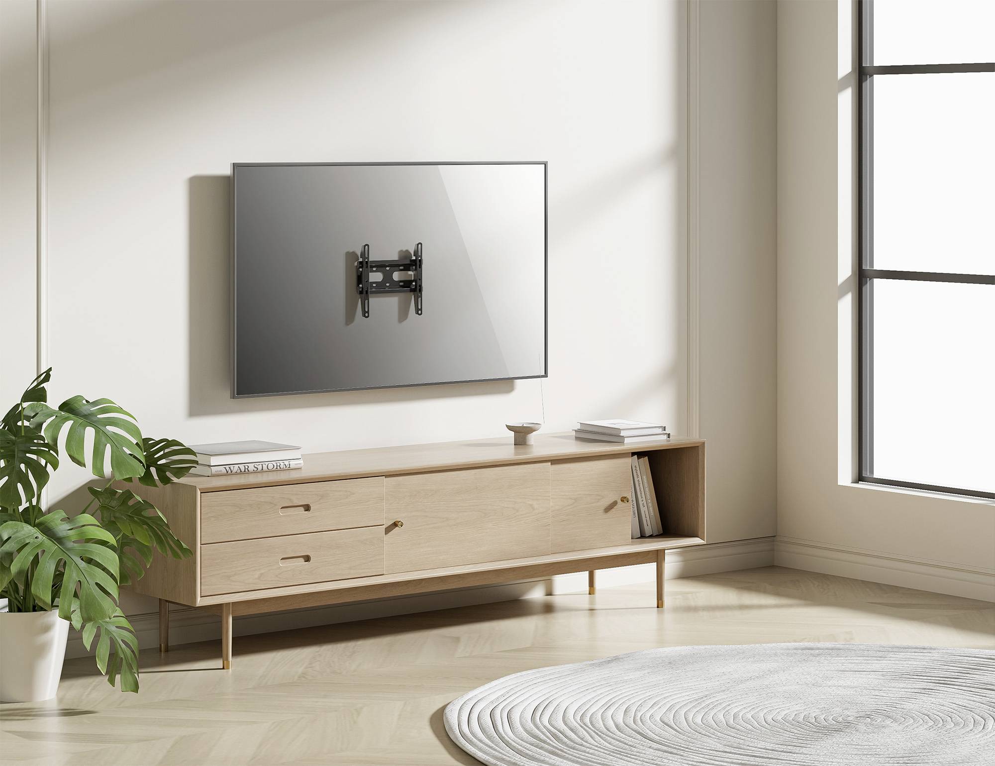 Nowoczesne, minimalistyczne wnętrze z telewizorem zamontowanym na ścianie nad drewnianą komodą. Po lewej stronie duża, zielona roślina doniczkowa.