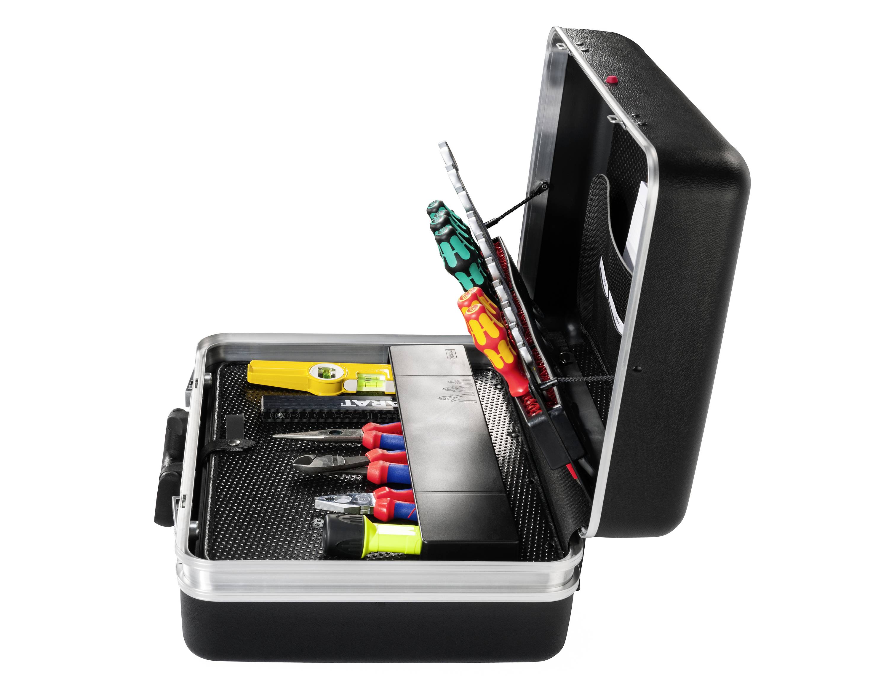 Otwarty kufer z narzędziami z różnymi narzędziami, takimi jak śrubokręty, szczypce i miara zwijana, na czarnym tle.