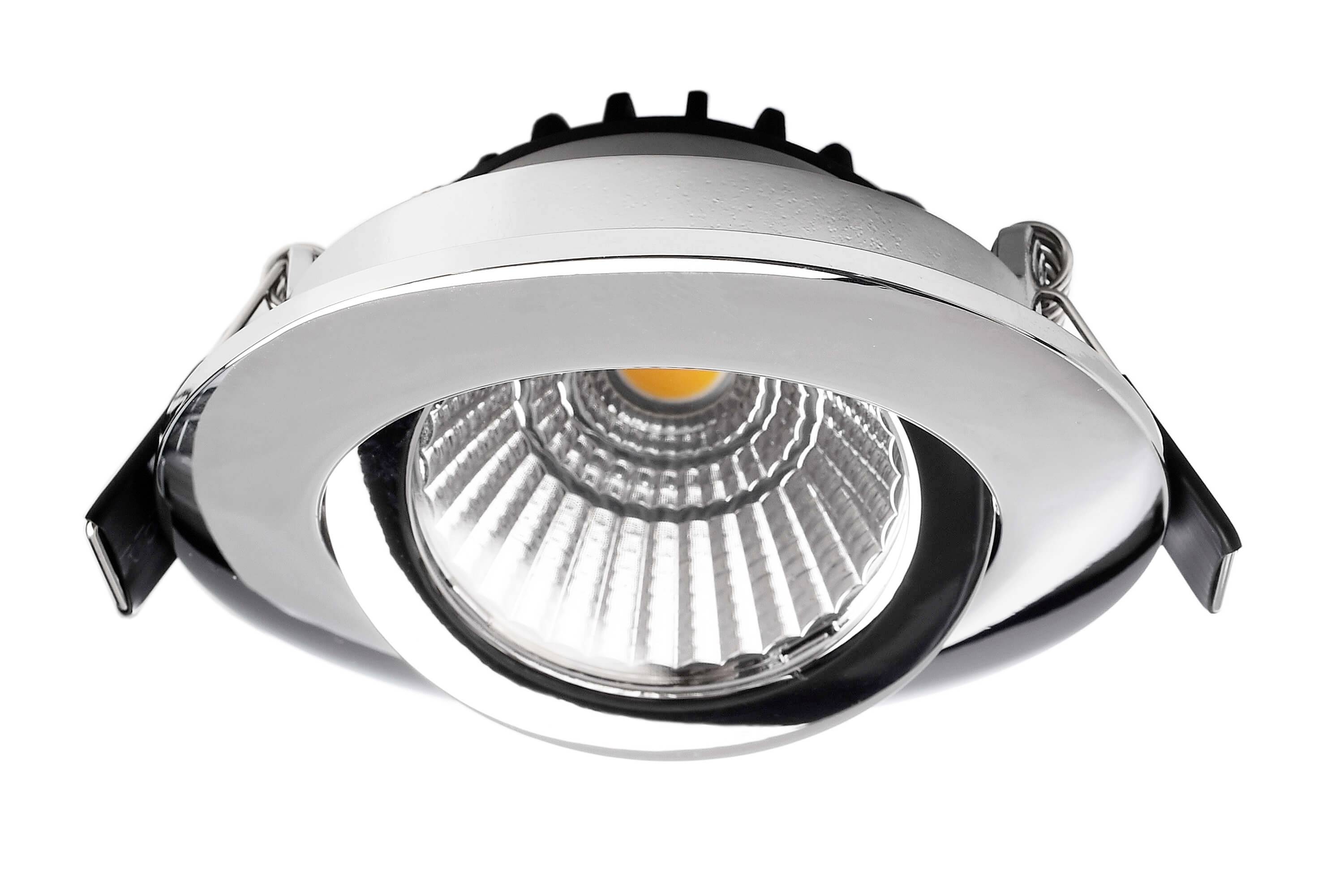 Wpuszczany reflektor LED z srebrną ramką i pryzmatyczną soczewką, sfotografowany na białym tle, prezentujący nowoczesny design.