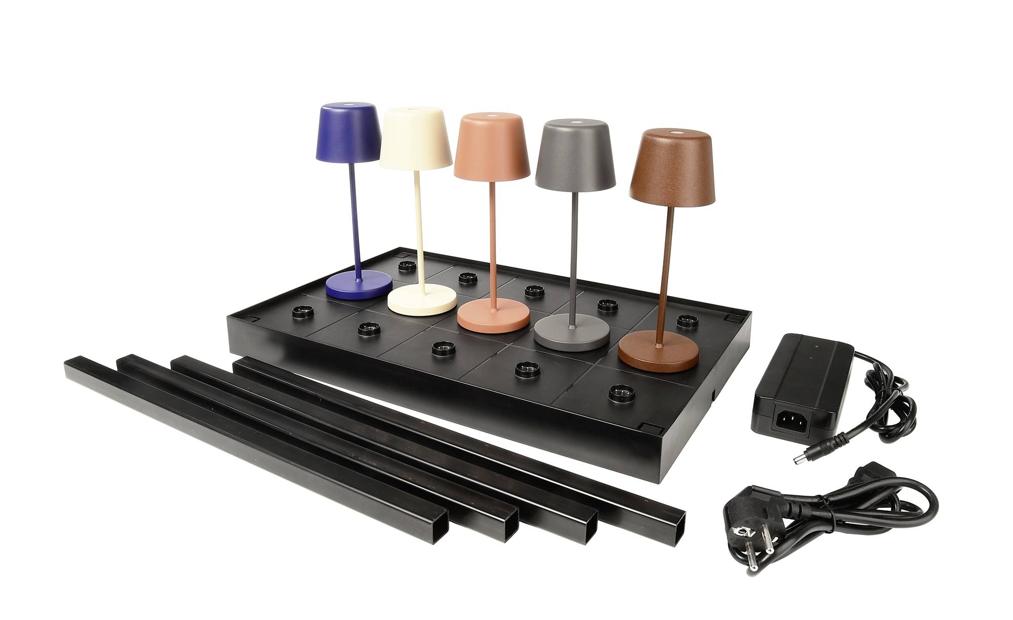 Cztery lampy stołowe w różnych kolorach na tacy, otoczone kablami i prętami.