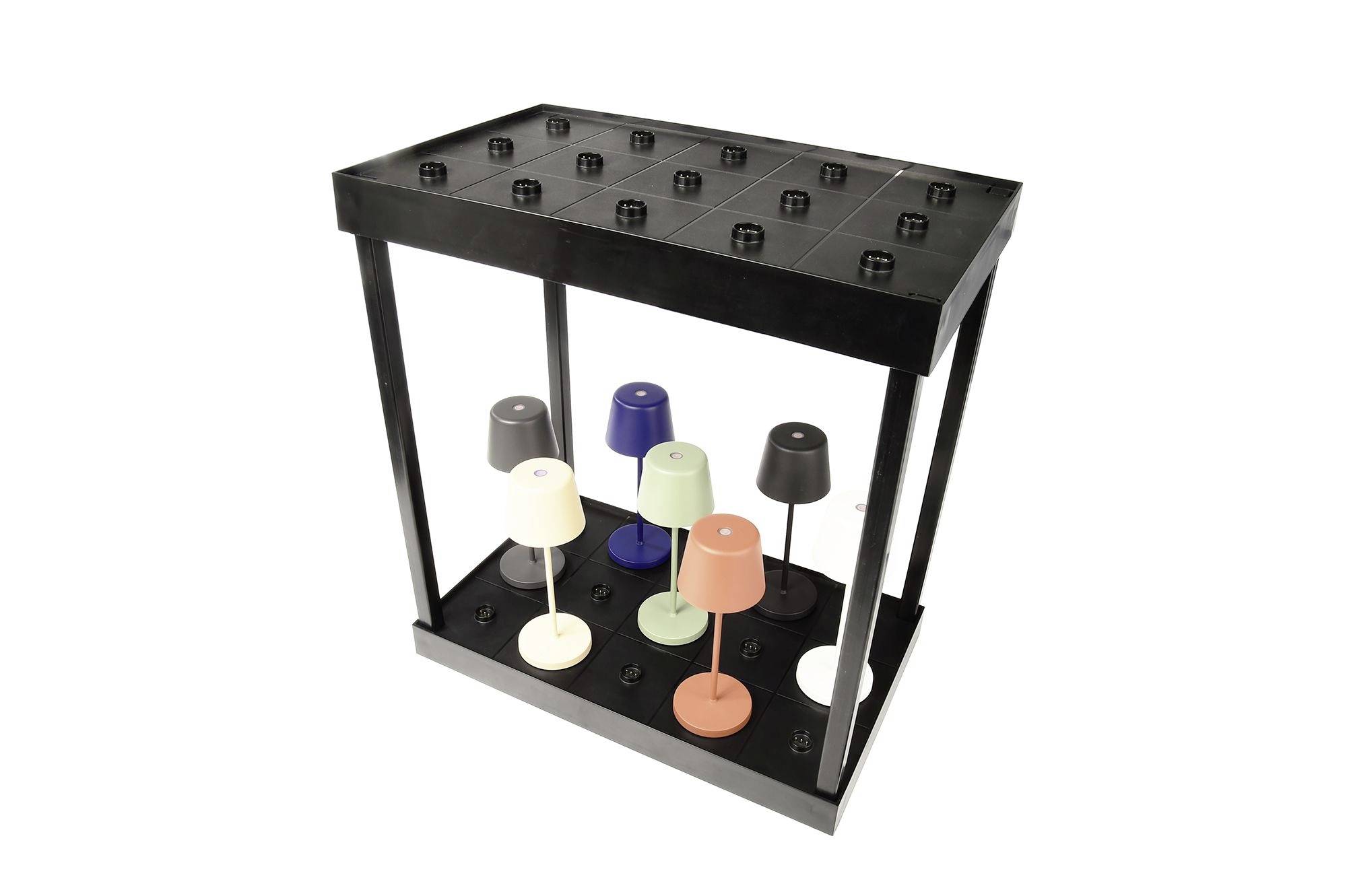 Podstawa stołu wykonana z czarnego tworzywa sztucznego, zaprojektowana specjalnie do bezprzewodowej lampy stołowej 'Uma' firmy 'Lexon'.