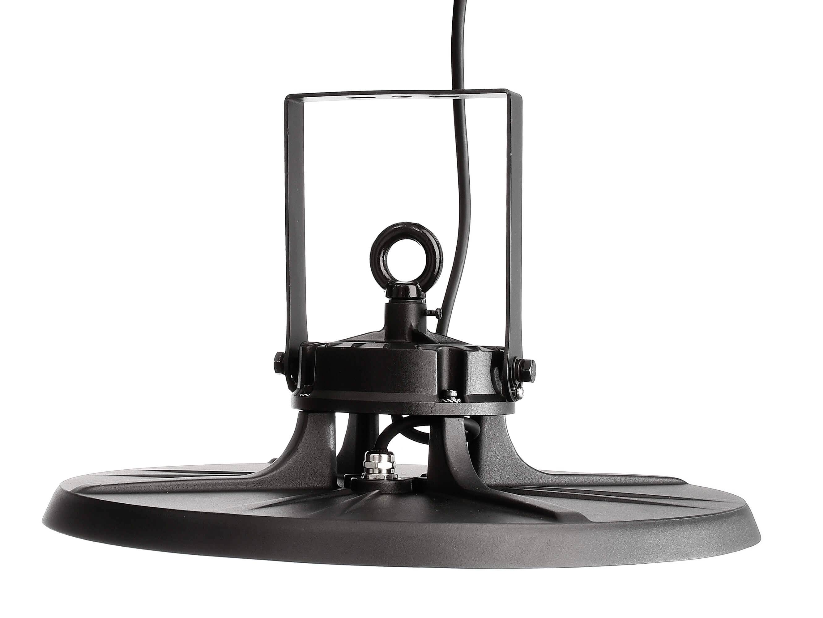 Czarna, okrągła lampa LED do hali z mocowaniem i przewodem, widok od spodu. Jest gotowa do zamontowania na suficie.