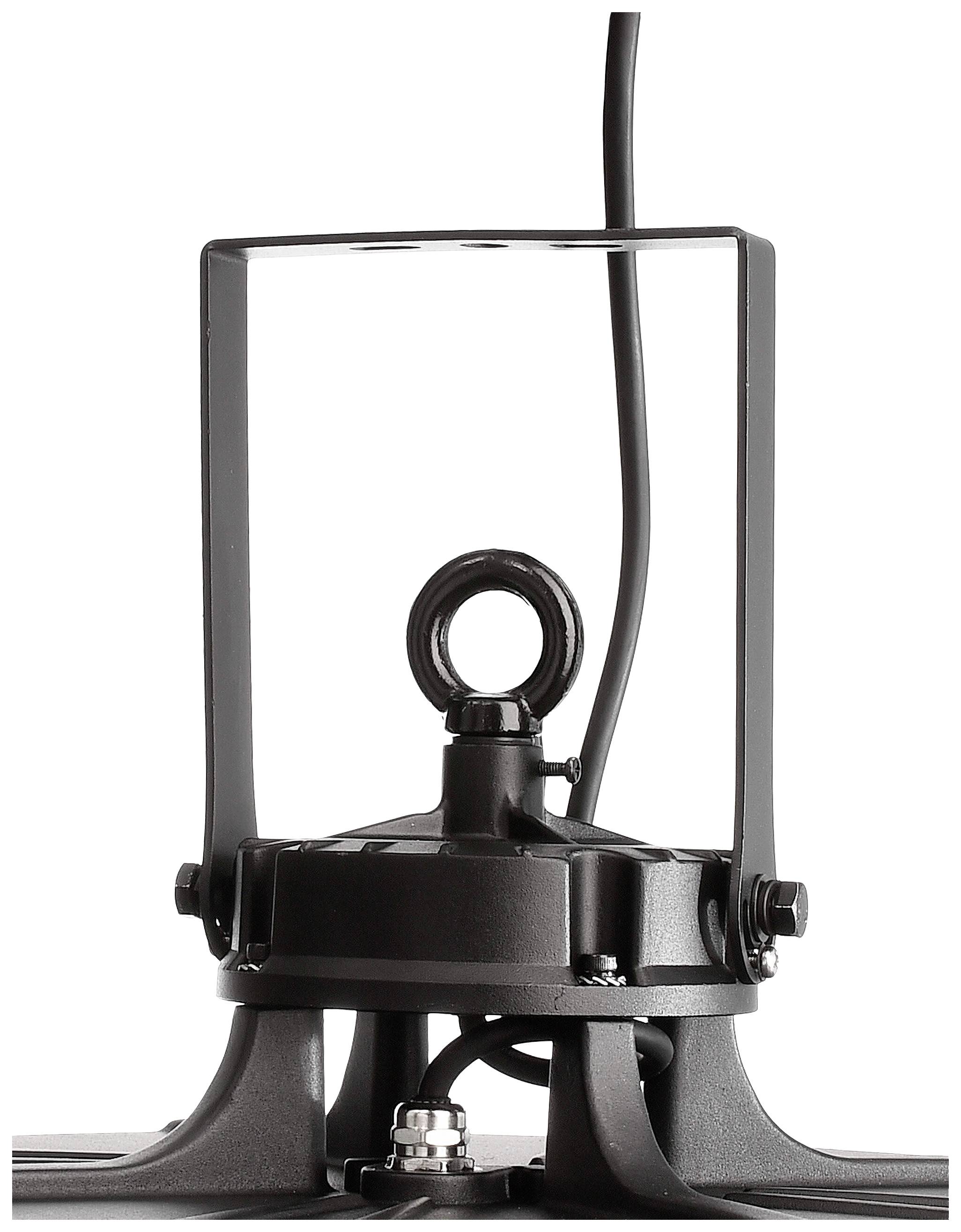 Czarne, przemysłowe oświetlenie sufitowe z metalową ramą i przewodem mocującym.