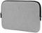 Szara pokrowiec na laptopa wykonany z tkaniny, zamykany zamkiem błyskawicznym na górnej krawędzi. Prosty design, idealny do ochrony laptopa.