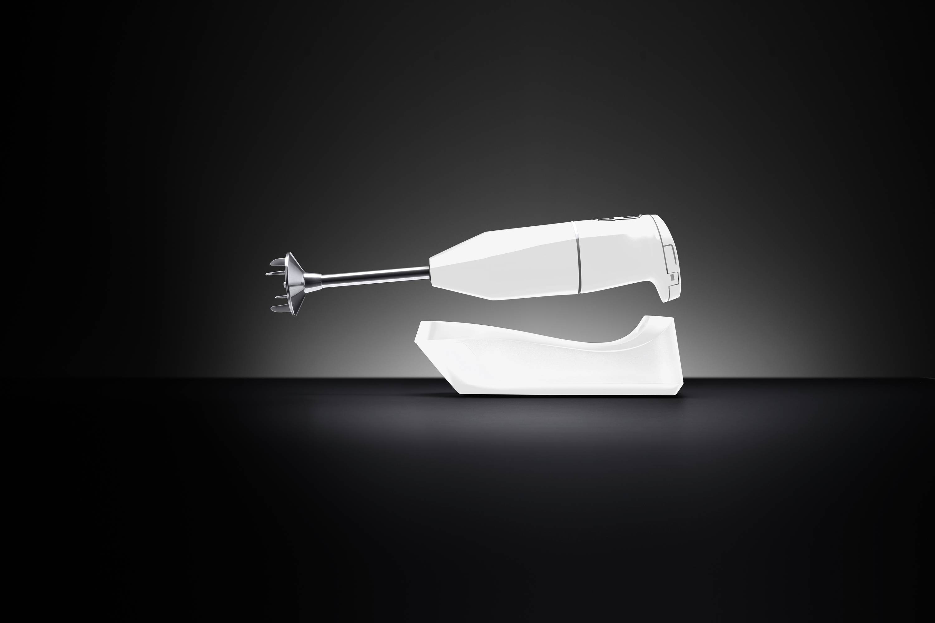 Biały blender ręczny na czarnym tle, zawieszony nad swoją podstawą. Nowoczesny, minimalistyczny styl.