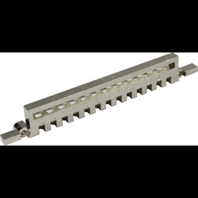 Metalowy element z wieloma prostokątnymi wycięciami wzdłuż jednej krawędzi.