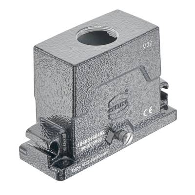 Metalowy element ochronny z dużym otworem u góry. Widoczny napis 'M32' oraz znak CE. Używany do przepustów kablowych.