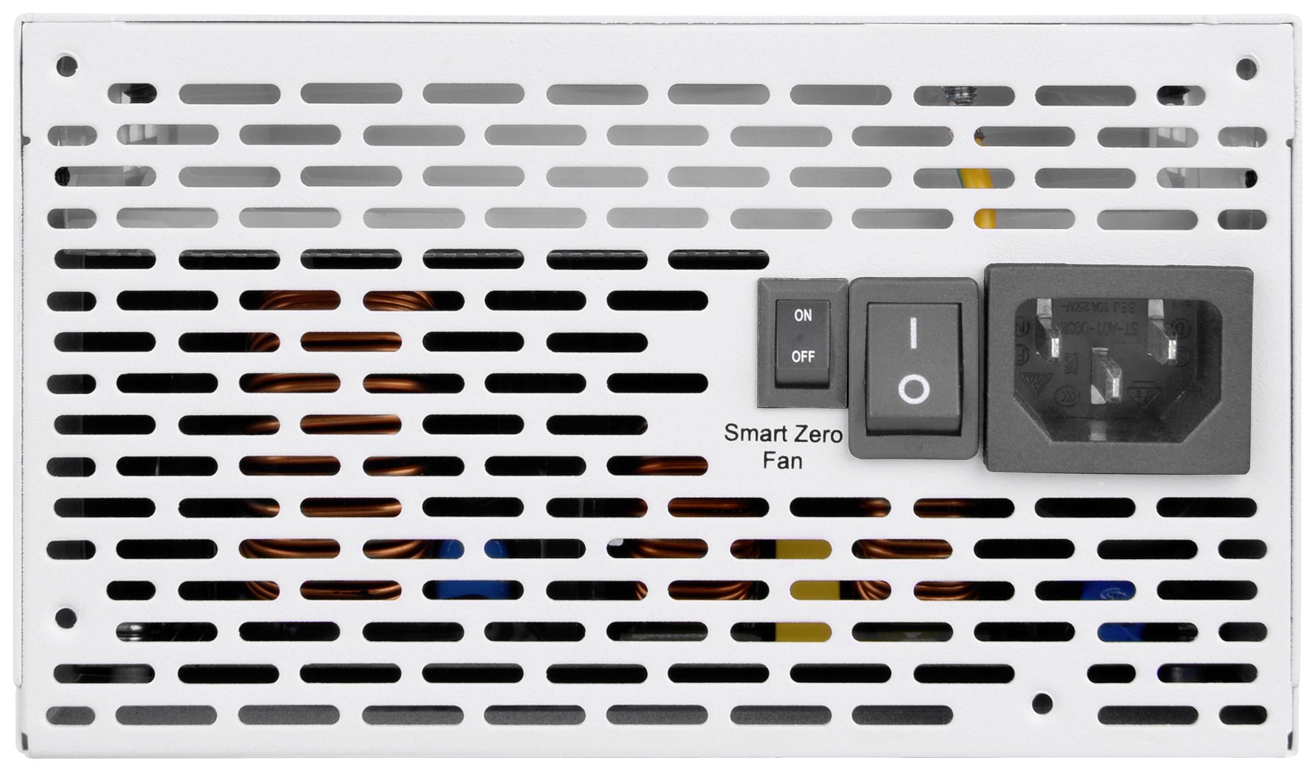 Tylna strona zasilacza komputerowego z kratką wentylacyjną, przełącznikiem i złączem zasilania. Napis 'Smart Zero Fan' obok przełącznika.