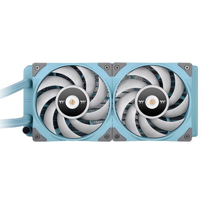 Niebieski chłodnik wodny CPU z dwoma dużymi wentylatorami. Ma prostokątny kształt i jest podłączony za pomocą dwóch przewodów.