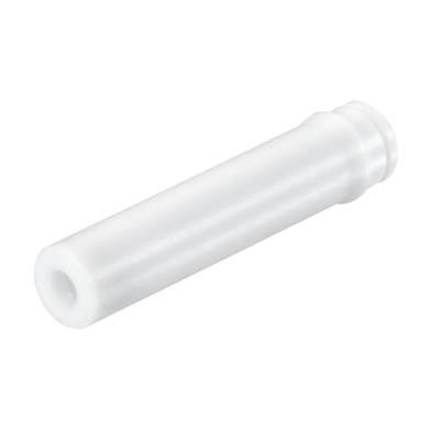 Biały, cylindryczny adapter rurowy o gładkiej powierzchni leży na jasnym podłożu, lekko ułożony skośnie.
