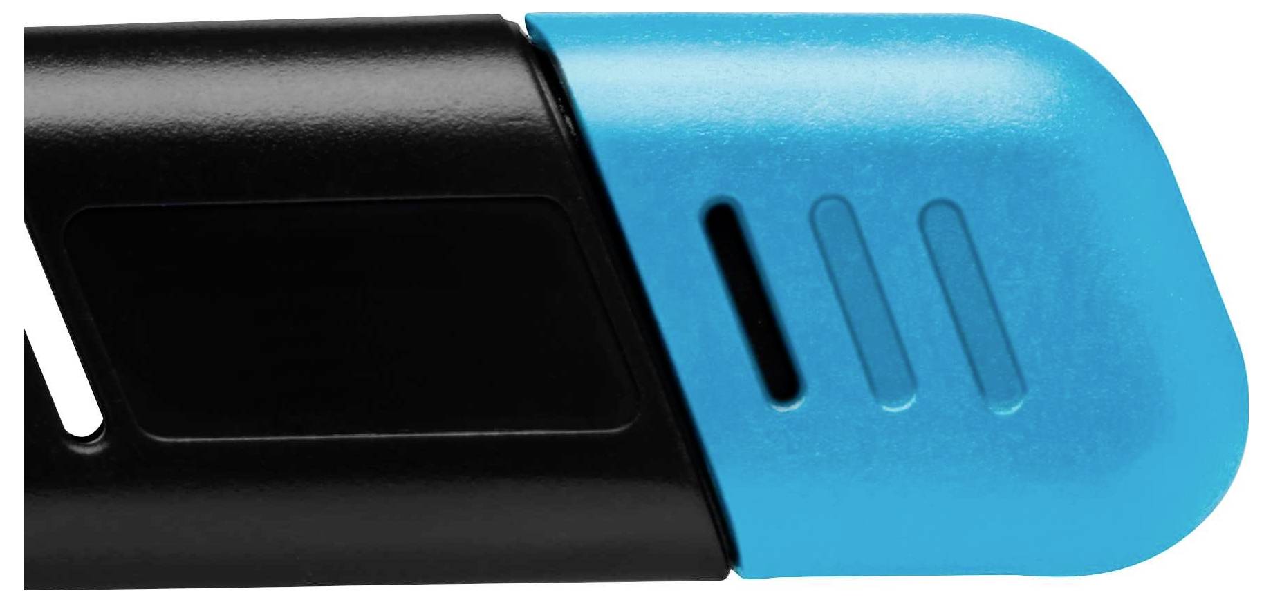 Czarny pendrive z niebieskim kapturkiem znajduje się w zbliżeniu.