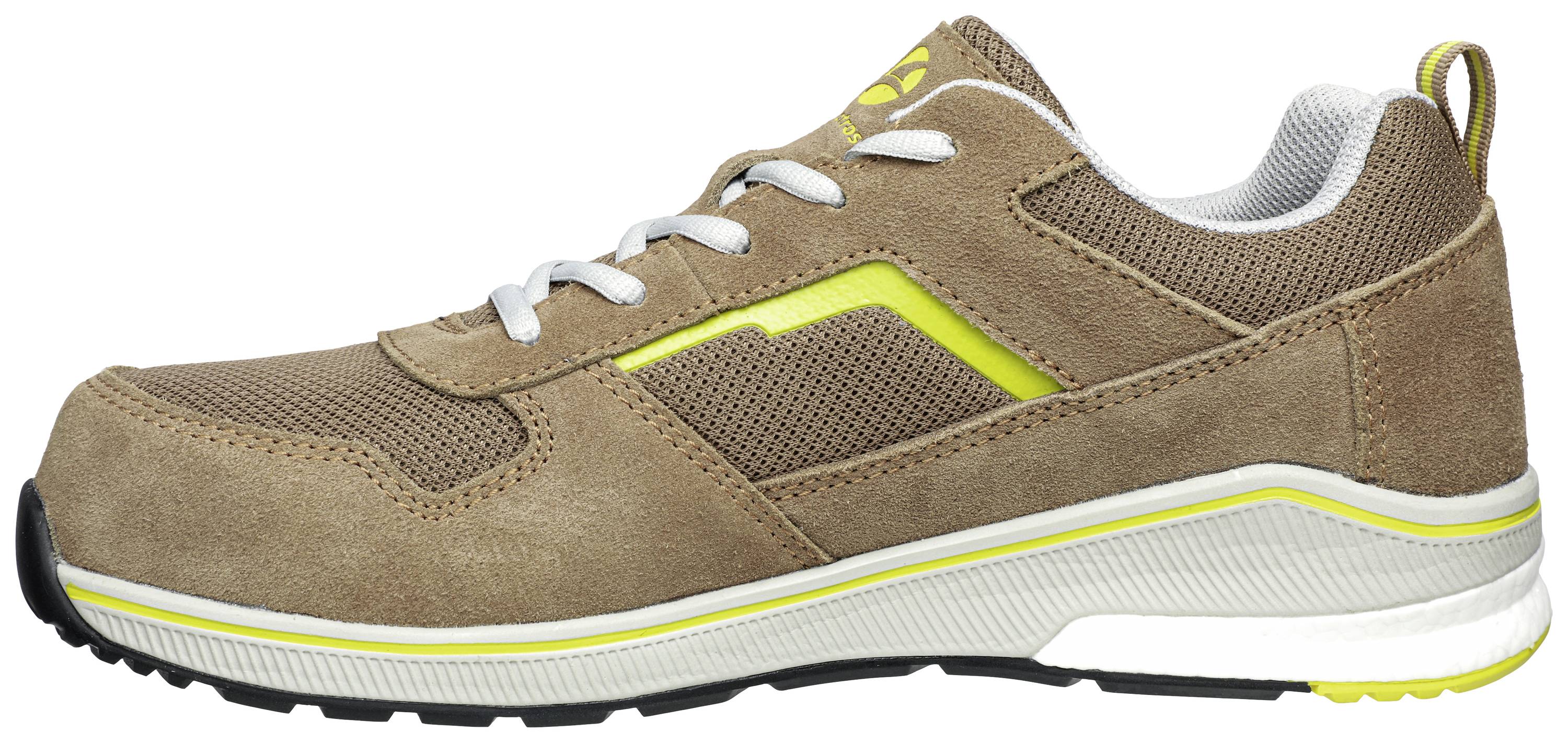 Brązowy sneaker z jasnoszarymi sznurówkami, żółtymi akcentami i białą podeszwą. Odpowiedni do aktywności rekreacyjnych i sportowych.