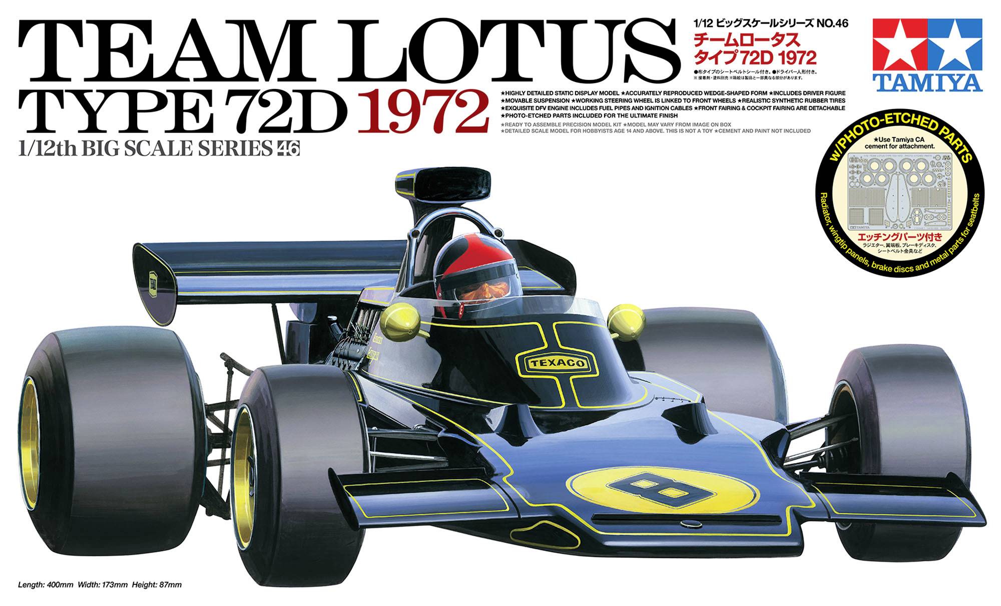 Opakowanie modelu samochodu 'Team Lotus Type 72D 1972' z czarnym samochodem wyścigowym i kierowcą w czerwonym kasku na pierwszym planie.