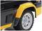 Przednia strona żółto-czarnego samochodu terenowego, z fokusem na koło z oponami z głębokim bieżnikiem i błyszczącym kołpakiem.