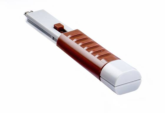 Biały i czerwony elektryczny podpalacz z ergonomicznym uchwytem, odpowiedni do zastosowań kuchennych lub grillowych.