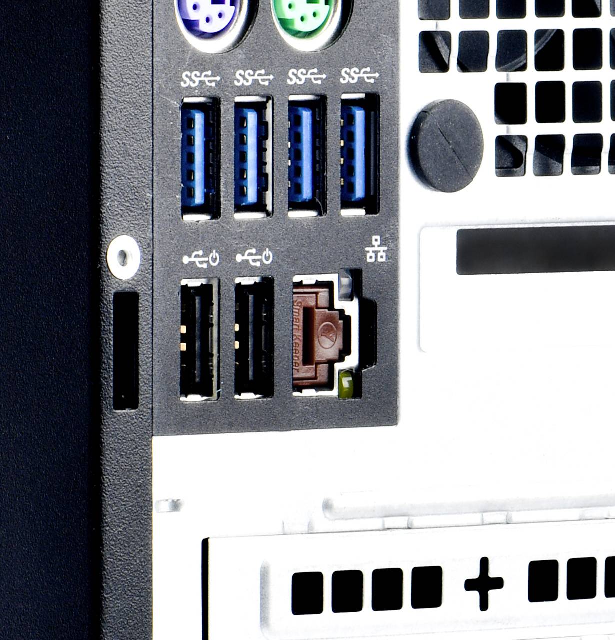 Tylna ściana komputera stacjonarnego z wieloma portami USB, gniazdami audio oraz kratką wentylacyjną.