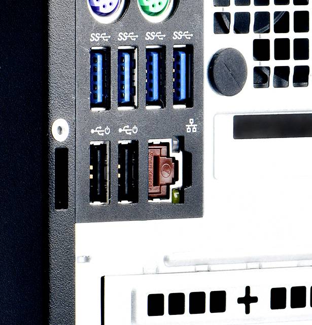 Tylna strona obudowy komputera z różnymi rodzajami złączy, w tym portami USB, gniazdem kabla sieciowego oraz portem HDMI.