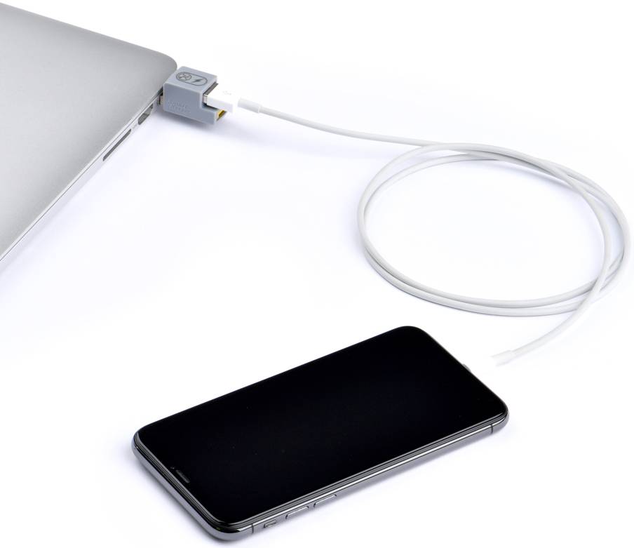 Kabel łączy laptopa ze smartfonem. Kabel biegnie od laptopa do smartfona na białym tle.