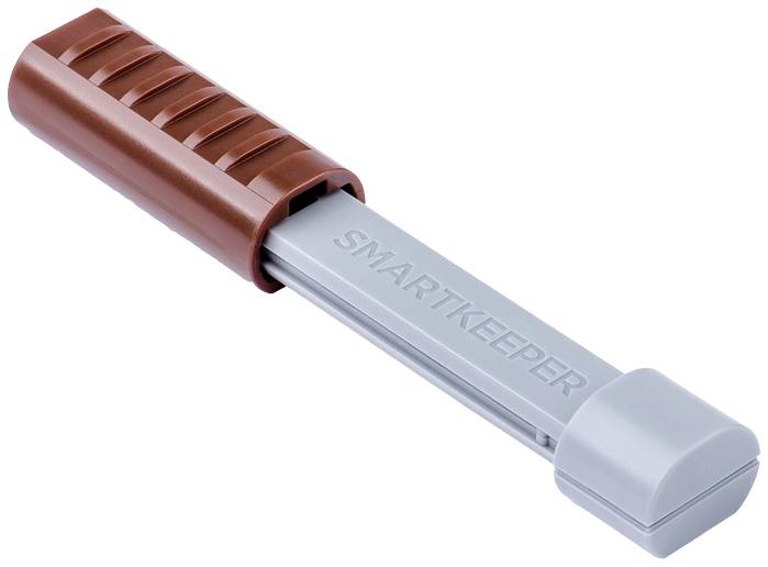Czerwono-szary zatrzask zabezpieczający USB z napisem 'SMARTKEEPER' włożony do portu USB, służący do zabezpieczania złączy.