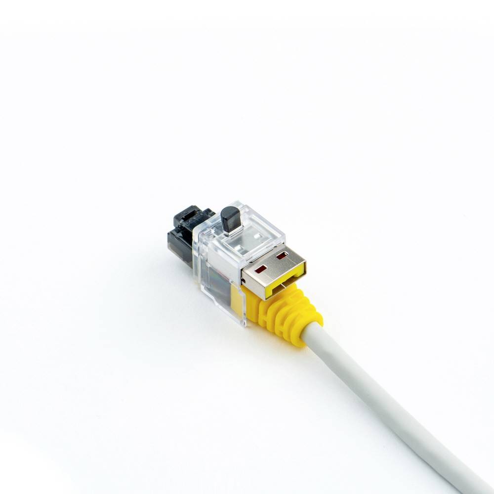Wtyczka USB z wbudowanym małym śrubokrętem jako wielofunkcyjne narzędzie na białym tle.