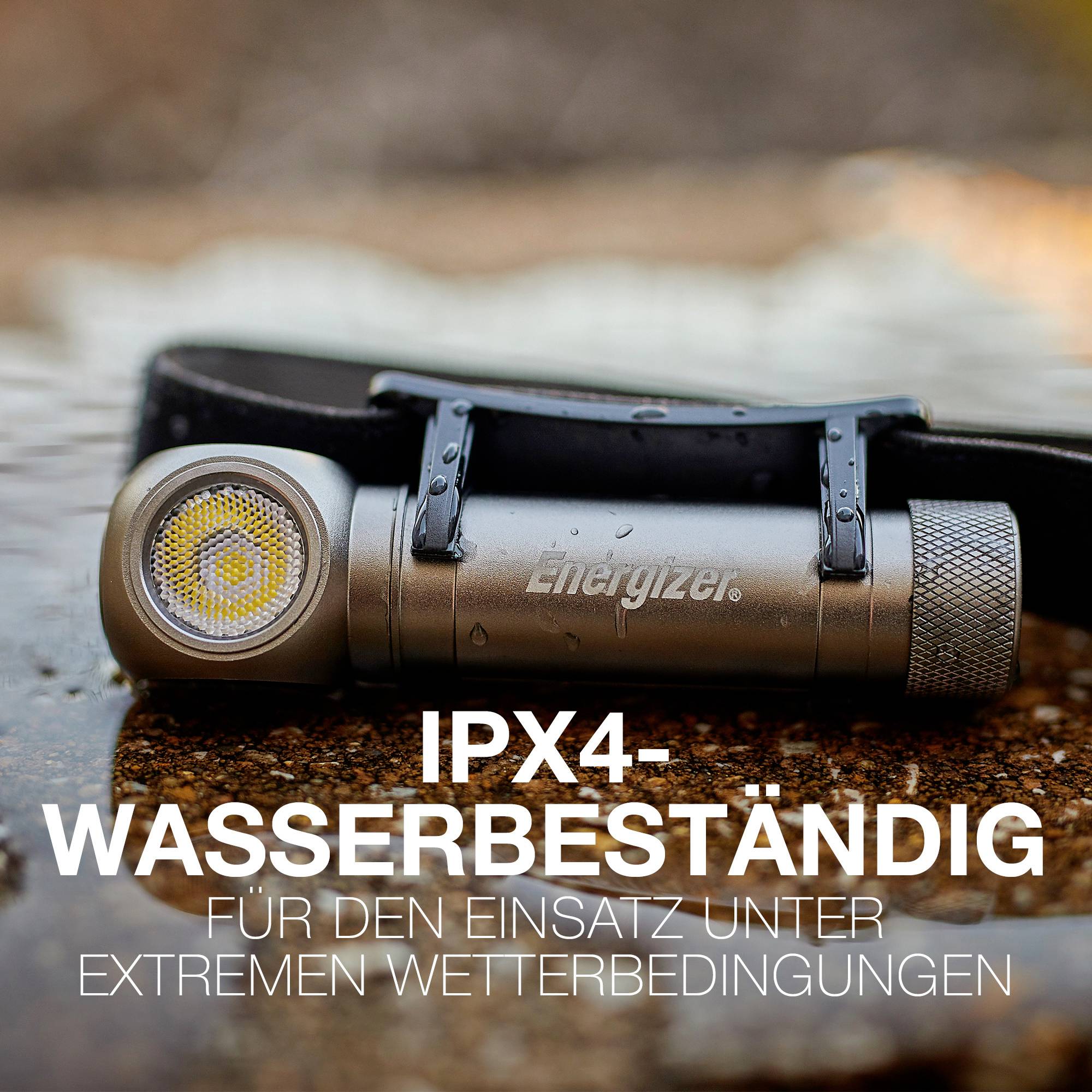 Wodoodporna latarka leży na mokrej powierzchni. Tekst na obrazku: 'Odporność IPX4 na wodę do użycia w ekstremalnych warunkach pogodowych'.