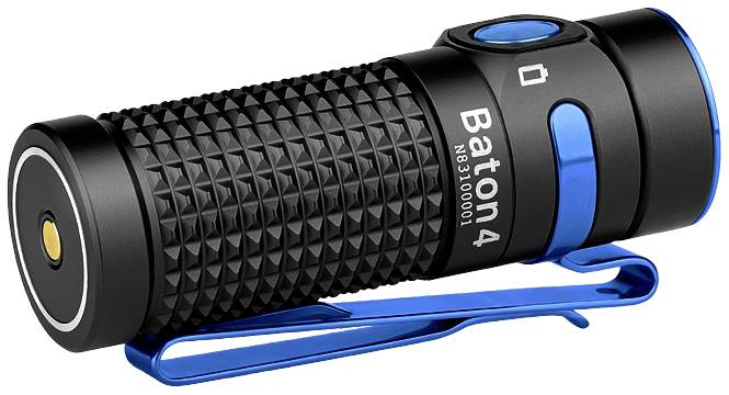 Latarka z niebieskim klipsem, czarną, ryflowaną rękojeścią i niebieskim przyciskiem. Na czarnej obudowie widoczny model 'Baton 4'.